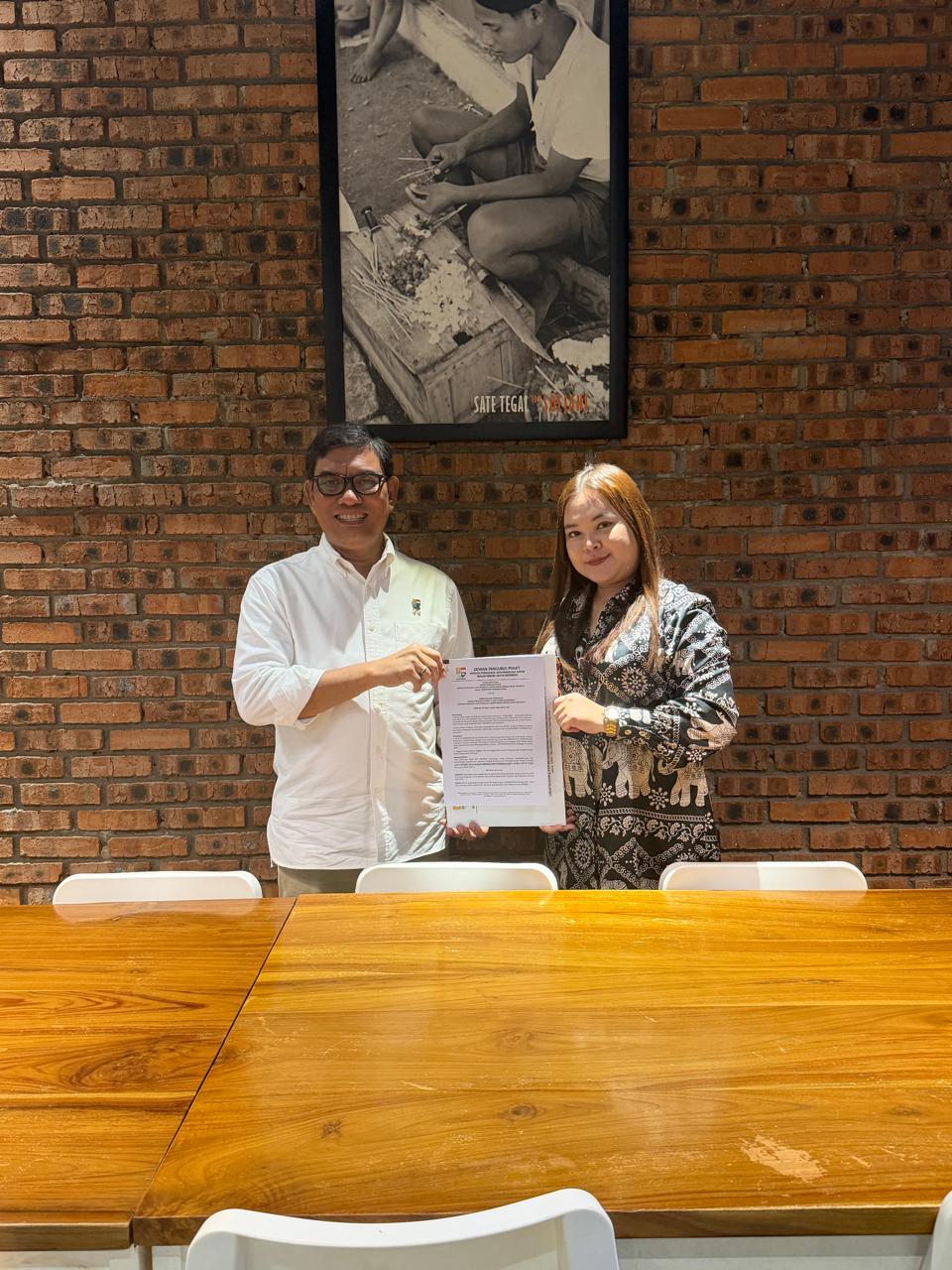 Ketua Umum APPMBGI Serahkan SK DPD II Kota Banjarbaru